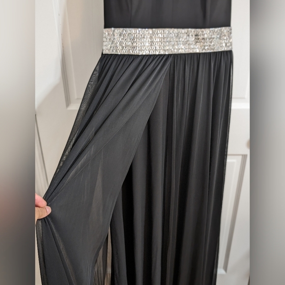 Maxi Dress with Keyhole Cutout, Halterneck and Flowing Skirt - Picture 3 of 15